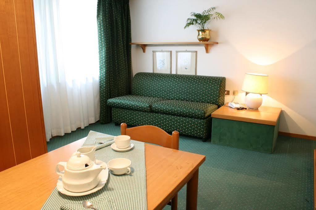 Residence Hotel Sport Campiglio Мадонна-ді-Кампільйо Екстер'єр фото